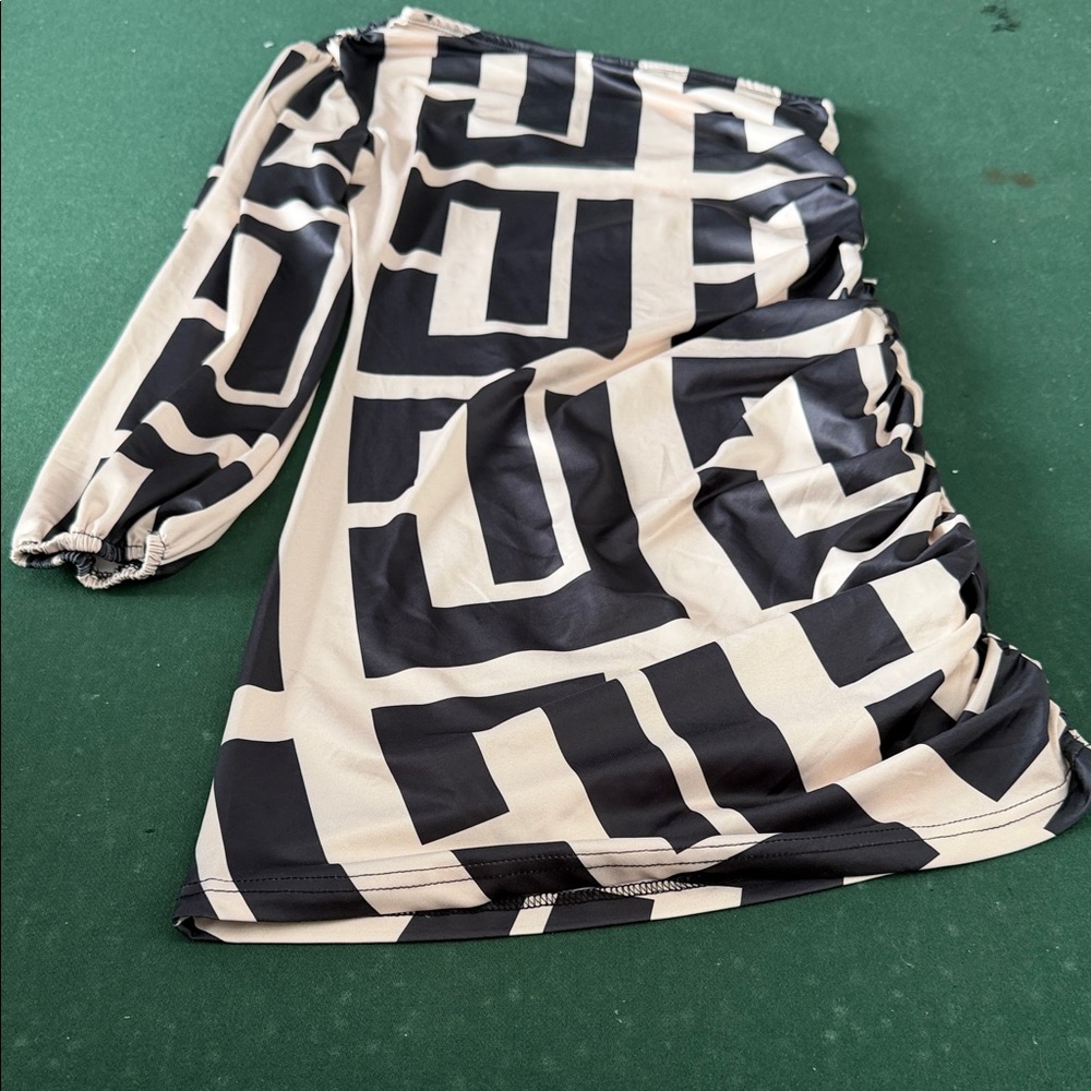 Geometric Black and Cream Long Sleeve Dress.  CAJA.‎ # 1 E
